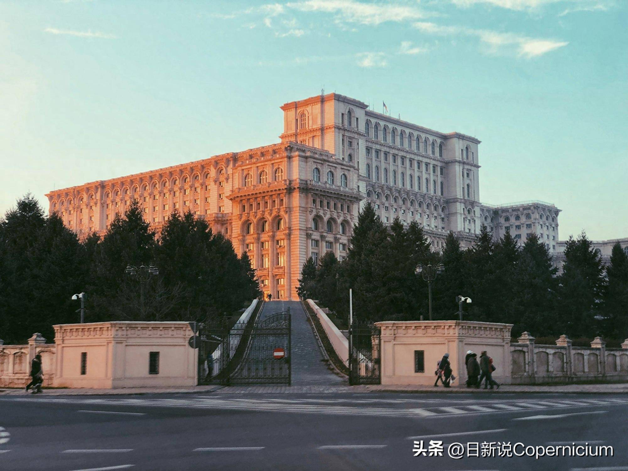 欧盟最穷国砍福利表忠心，结果极右翼民调反超，亲欧政权快散架